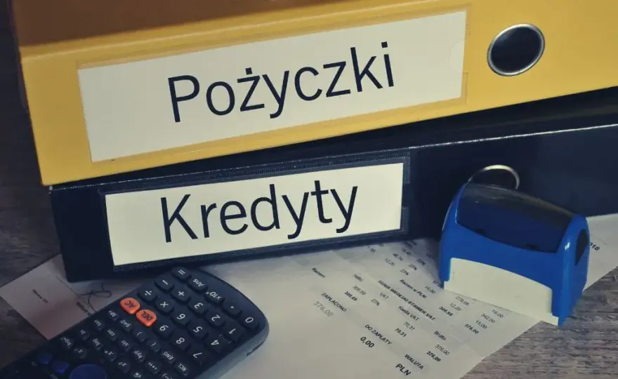 Kredyt czy pożyczka - poznaj kluczowe różnice i uniknij kosztów